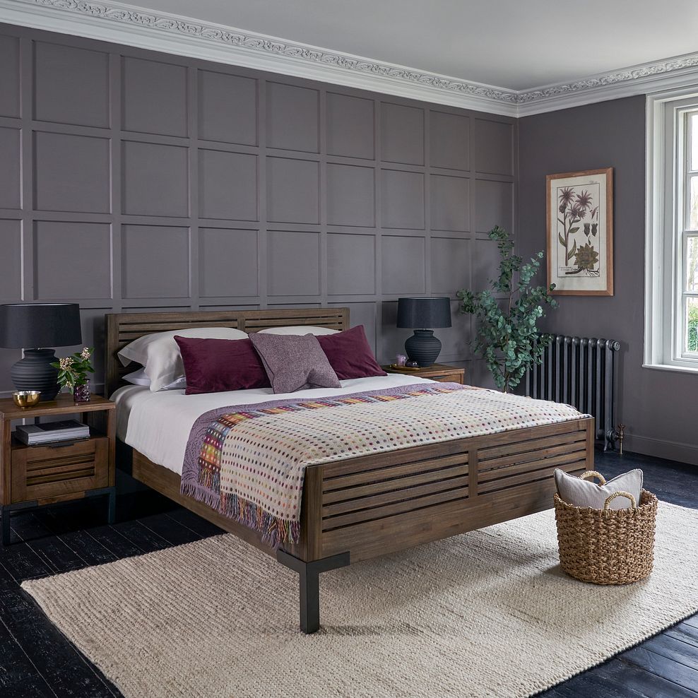 Detroit  Solid Hardwood and Metal King-Size Bed 1